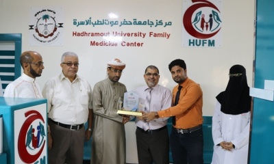 رئيس جامعة حضرموت والشيخ سالم باخشوين يطلعان على التحديثات والتجهيزات الجديدة لمركز طب الأسرة الذي يقدم الخدمات الصحية والعلاجية للمجتمع 