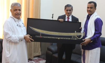 محافظ حضرموت يبحث مع قيادة شركة رويال كلوك الترتيبات النهائية لاستكمال الأعمال الانشائية في مطار الريان الدولي وكلية الشرطة بحضرموت