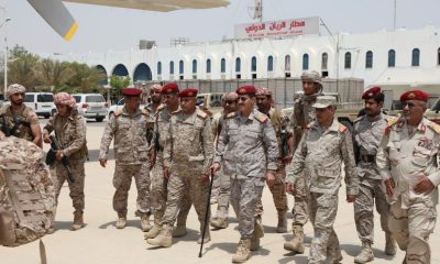 رئيس هيئة الأركان العامة يختتم زيارته للمكلا ويشيد بانتصارات قوات المنطقة العسكرية الثانية ونموذجيتها 