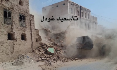 اللجنة الموكلة تباشر بهدم المبنى السكني المهدد بالانهيار بمديرية شبام 