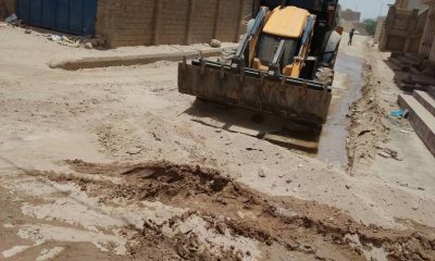 السلطة المحلية بمديرية وادي العين وحورة تقوم بحملة إزالة الأتربة من شوارع المدينة 