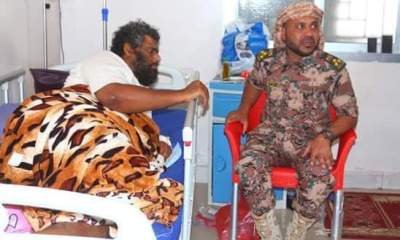 مدير عام الأمن والشرطة في زيارة لرئيس المقاومة بغيل باوزير سابقاً وينقل تكفل التحالف العربي بعلاجه في دولة الإمارات العربية المتحدة