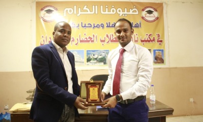 نادي الطلاب الحضارم بالسودان يكرم المستشار المهندس خليل النوبي بدرع التميز