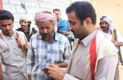 مدير عام مديرية العبر "بن ملهي" يدشن مشروع الأمن الغذائي لمناطق القائمة والسور والوهد بمديرية العبر بحضرموت
