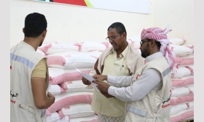 الهلال الأحمر الإماراتي يدعم الافران والمخابز بالدفعه الاولى من الدقيق والزيت لبيع العيش والروتي بالسعر المدعوم 
