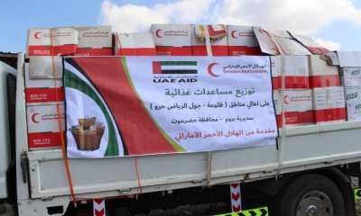 الهلال الأحمر الإماراتي يقدم مساعدات غذائيه على اهالي ظلومة بمديرية بروم ميفع بحضرموت