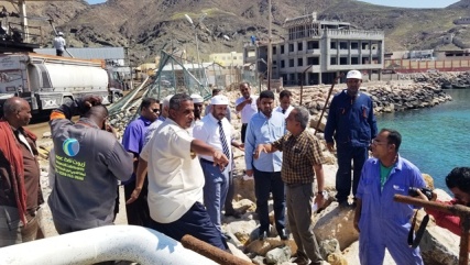 المدير العام التنفيذي لشركة النفط اليمنية بالجمهورية يتفقد منشآت الخزن بساحل حضرموت