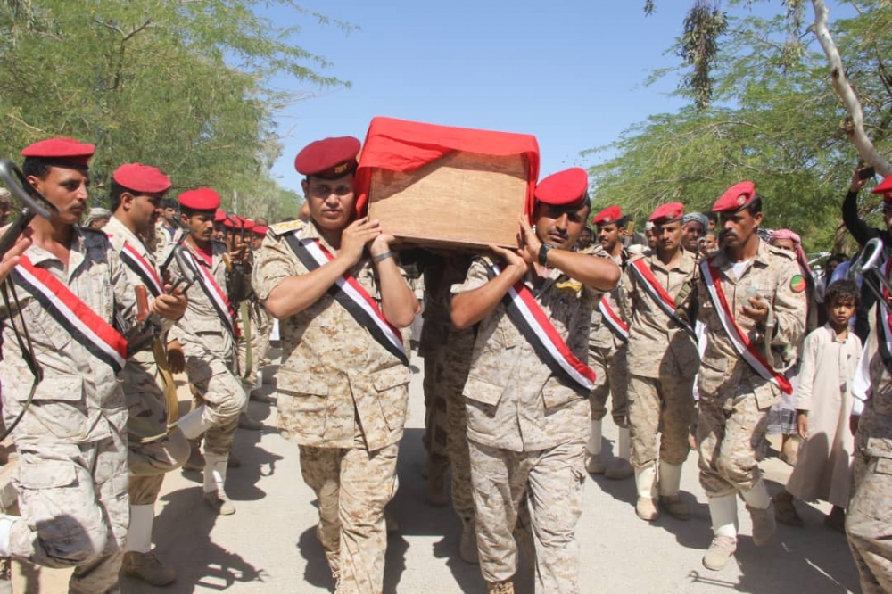 في موكب جنائزي مهيب قيادة المنطقه العسكريه الاولى وقيادة اللواء37 مدرع تودعان الفقيد العقيد حاتم النهمي