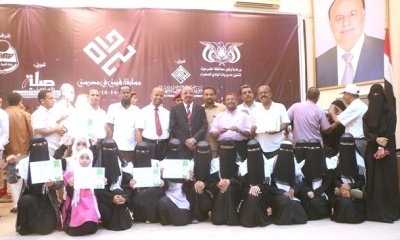 طالبات الدمج من الصم والبكم بمدرسة 22 مايو للبنات بسيئون يحرزن درع التحدي والاصرار