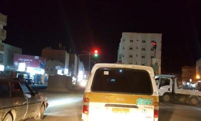 بعد توقف دام سنوات .. إشارات المرور تنظم حركة السير في شوارع المكلا