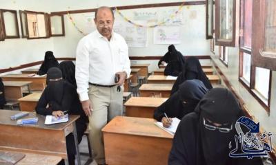 مدير عام غيل باوزير يتفقد سير الامتحانات النصفية لصفوف محو الامية وتعليم الكبار بالمديرية