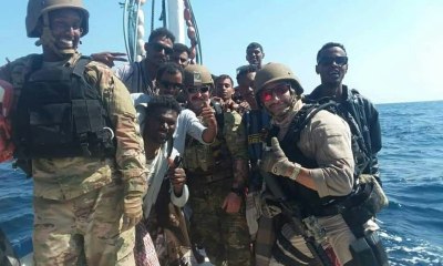 سفينة امريكية عملاقة تعترض قارب صيادين حضارم وتحسن معاملتهم