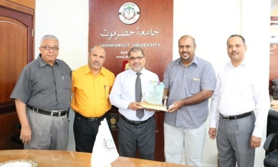 الهيئة الإدارية لنقابة موظفي جامعة حضرموت تكرم رئيس الجامعة لجهوده في تحقيق المطالب المالية والإدارية للموظفين