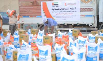 الهلال الأحمر الإماراتي يوزع مساعدات غذائية على عمال النظافة والتحسين بتريم في حضرموت