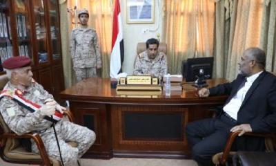 رئيس هيئة الاركان العامة يلتقي وكيل محافظة حضرموت ويؤكد استمرار الجيش الوطني في التحرير والبناء