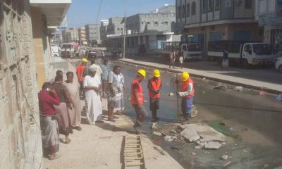 الأشغال العامة والمياه ينتشلان مدينة روكب من الغرق في فيضانات الصرف الصحي بالمكلا