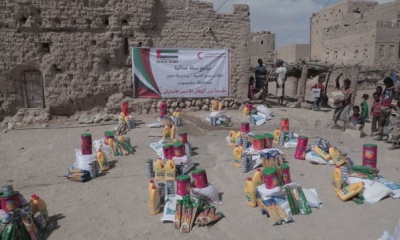 الهلال الأحمر الإماراتي يوزع مساعدات غذائية على طلاب محو الأمية بمديرية حجر بحضرموت