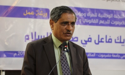 محافظ حضرموت يوجّه بإعادة العمل بالنظام الجمركي بمينائي المكلا والشحر