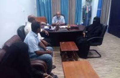 نائب رئيس جامعة حضرموت يناقش مع قيادة مكتب الشباب واتحاد رياضة المرأة تفعيل النشاط الرياضي لطالبات الجامعة