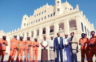 تدشين مكرمة محافظ حضرموت لرجال صندوق النظافة بمديرية سيئون