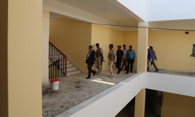محافظ حضرموت يتفقد العمل في إعادة تأهيل الواجهة الأمامية لمركز بلفقيه الثقافي