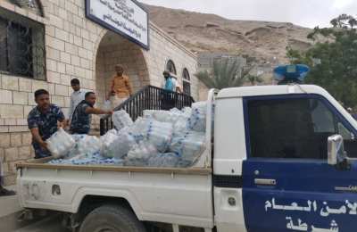 الأجهزة الأمنية ومكتب الصناعة والتجارة يتلفان 167 كرتون مياة منتهية الصلاحية