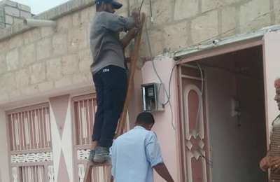 فرحه تغمر أهالي منطقة الجرادف بمديرية الشحر بدخول خدمة التيار الكهربائي لمنازلهم