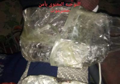 نقطة المثلث التابعة لمعسكر الأدواس تضبط كمية من الحشيش في طريقها للمكلا
