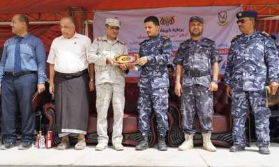 محافظ حضرموت يكرم مدير مركز شحير الملازم سعيد بن كليب ممثلا عن امن غيل باوزير