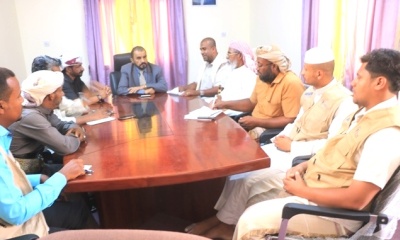 رئيس لجنة الاغاثة وكيل المحافظة بن شرمان يناقش المعونات الاغاثية الاضافية لمديريتي العبر وزَمَخْ ومَنْوَخْ الصحراويتين