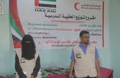 استمرار عملية توزيع الحقائب المدرسية على عدد من مدارس غيل باوزير مقدمة من الهلال الأحمر الإماراتي بحضرموت