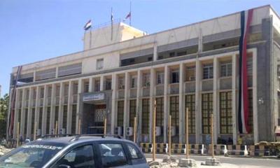 البنك المركزي يعلق استيراد الوقود للموانئ حتى يتم التعامل بالريال