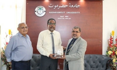 رئيس جامعة  حضرموت يلتقي نائب رئيس جامعة الأحقاف ورئيس الجالية اليمنية في أفريقيا بالمكلا