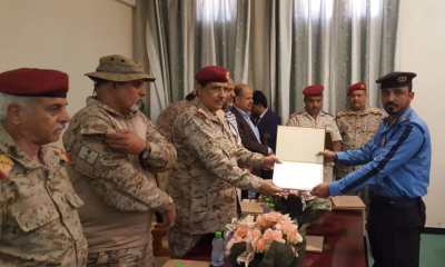 مدير ادارة شرطة بالوادي والصحراء يتسلم شهادة تقدير مقدمة من رئيس هيئة الاركان العامة للجيش اليمني
