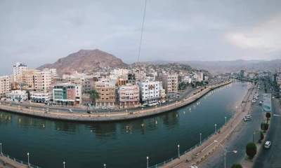 اللجنة التحضيرية لنقابة متقاعدي التعليم الفني والتدريب المهني ساحل/حضرموت  تمنح عميد المعهد التقني التجاري شهادة تقديريه ودرع تكريمي