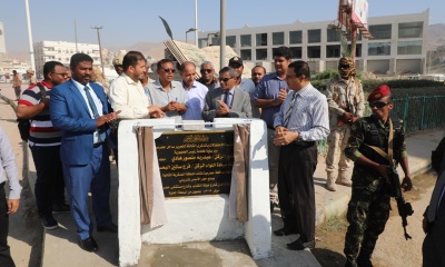 المحافظ البحسني يضع حجر الأساس لعدد من مشاريع الطرقات الحيوية بمدينة المكلا