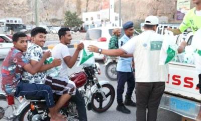 مركز الملك سلمـان يواصل توزيع وجبات الإفطار بمدينة المكلا