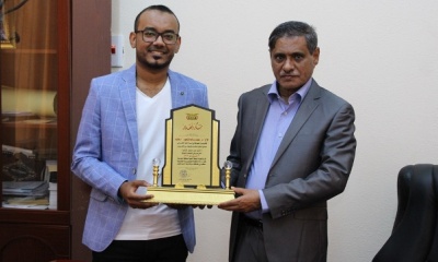 محافظ حضرموت يكرّم المؤلف والموزّع الموسيقي المهندس محمد القحوم لجهوده في تقديم الفن الحضرمي بأسلوب عالمي بماليزيا