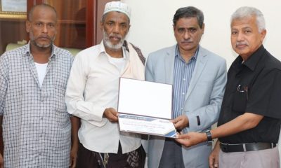 محافظ حضرموت يكرّم جمعية الفاروق السمكية لاستجابتها كأول جمعية بفتح مفرش لبيع الأسماك بأسعار مخفّضة
