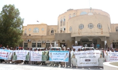 أهالي مدينة سيئون ينظمون وقفة احتجاجية بالمطالبة بالأفراج عن ابنائهم المختطفين بمارب