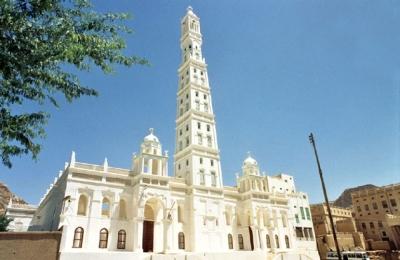 أمن مديرية تريم يلقي القبض على متهم بسرقة دراجة نارية