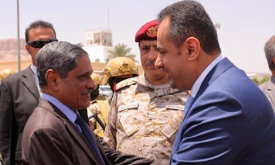 محافظ حضرموت يجري اتصالاً برئيس الوزراء ويؤكد صدور توجيهات بتوفير باخرتي مازوت وديزل بصورة عاجلة