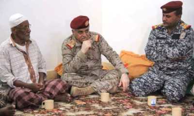 قائد المنطقة العسكرية الأولى برفقة قائد اللواء ١٠١شرطة جوية يقدمان واجب العزاء لأسرة الشهيد عبدالله حريش