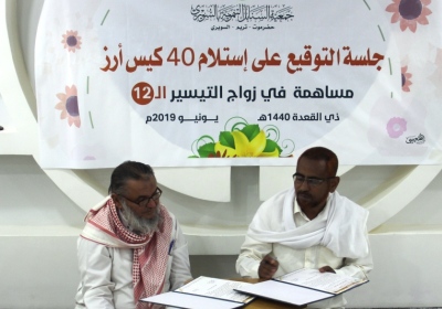 التوقيع على محضر تسليم مؤونة غذائية للجنة التيسير بالسويري مقدمة من جمعية السنابل التنموية