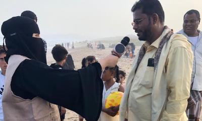 التوجيه المعنوي بأمن حضرموت يزع هدايا وبروشورات توعوية للمواطنين في المكلا