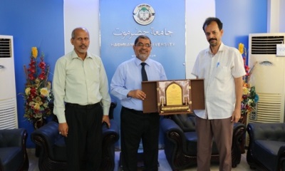 رئيس جامعة حضرموت يكرم شركة أرض حمير للتجارة العامة بالمكلا