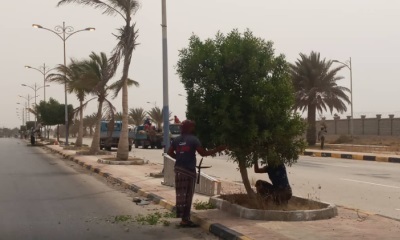 محافظ حضرموت يطّلع على بدايات العمل في إعادة تأهيل تشحير شارع المطار