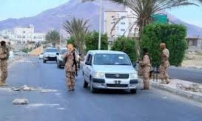 أفراد النخبة الحضرمية يلقون القبض على مهرب بحوزته كيلو حشيش في نقطة راس حويرة بطريق المكلا