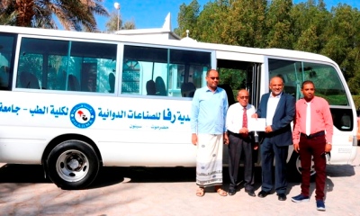مصنع رفا للصناعات الدوائية يهدي كلية الطب بجامعة سيئون حافلة جديدة