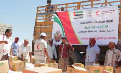 هيئة الهلال الأحمر الإماراتي توزع مساعدات اغاثية جديدة في مديرية الشحر بحضرموت